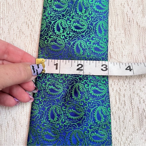 Charles Tyrwhitt 100% silk paisley iridescent neck tie - Picture 6 of 7